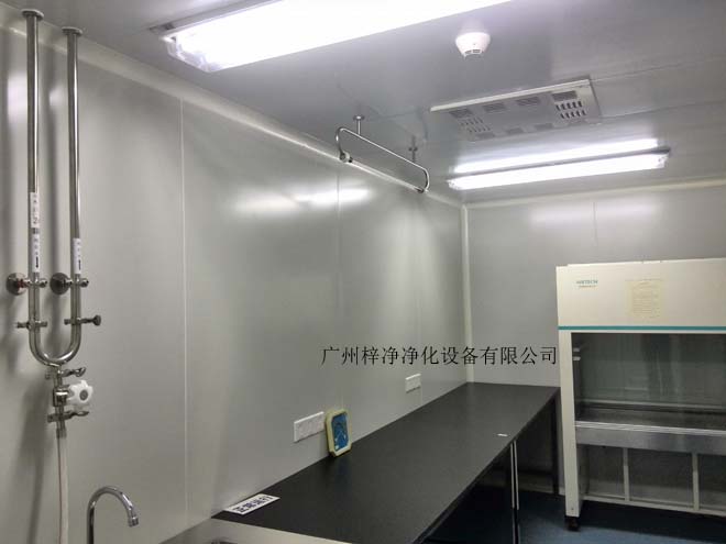 建造和使用潔凈室能有效減少室內(nèi)誘入、產(chǎn)生及滯留粒子。