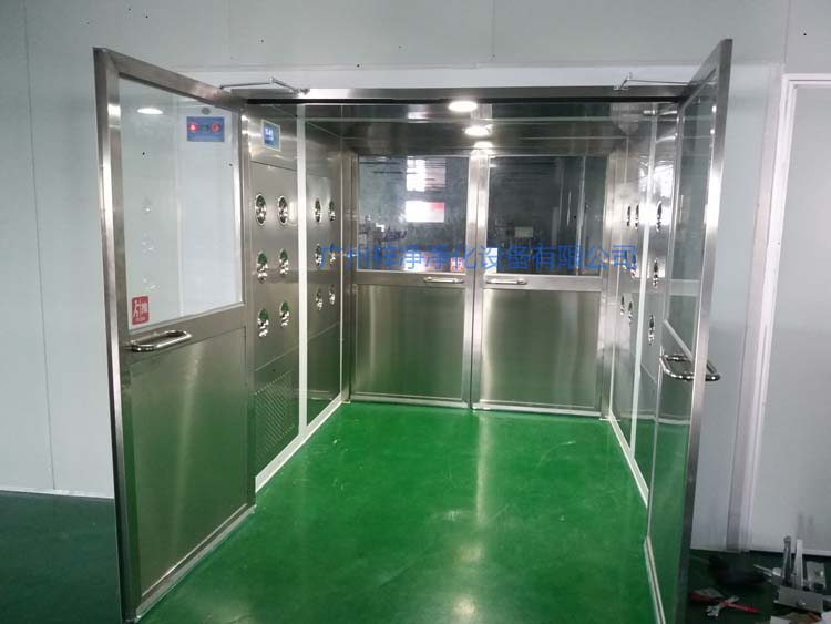 雙開門貨淋室前門打開,后門緊鎖 防止?jié)崈羰遗c非潔凈室空氣對流。