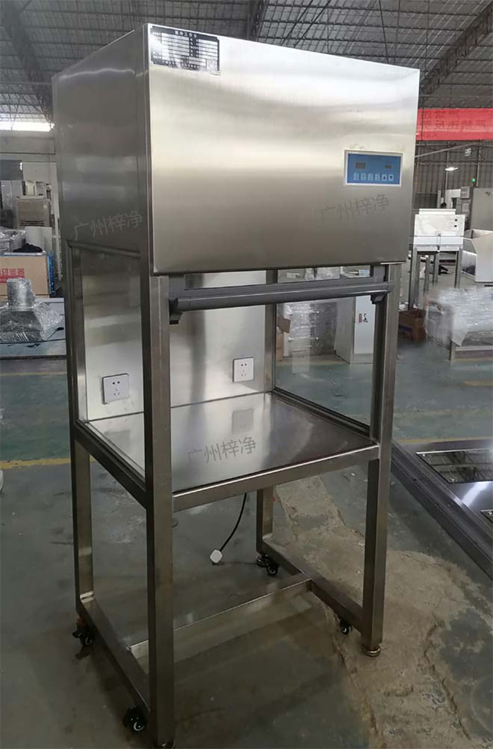 升降門(mén)超凈工作臺(tái)是采用單向空氣流，室內(nèi)空氣經(jīng)預(yù)初效過(guò)濾器進(jìn)入靜壓箱，再經(jīng)過(guò)高效空氣過(guò)濾器，最后在操作區(qū)內(nèi)形成高度潔凈的單向空氣流，是提供操作區(qū)高潔凈度工作環(huán)境的理想設(shè)備。