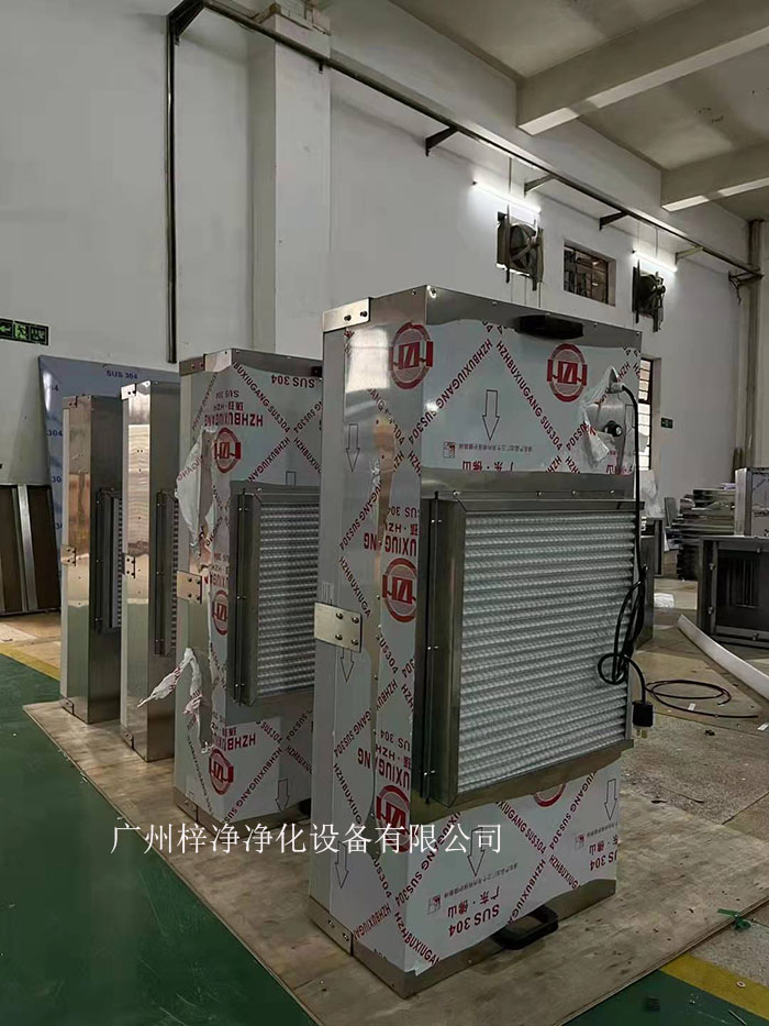 潔凈棚FFU配件初效過濾器位于FFU的前端，其主要作用是過濾掉空氣中的大顆粒塵埃、灰塵、纖維等雜質(zhì)。